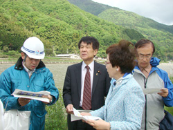 豊岡市の円山川下流域を視察する筆者ら議連のメンバー（2008年5月）