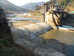 撤去中の荒瀬ダム（2013年3月24日）