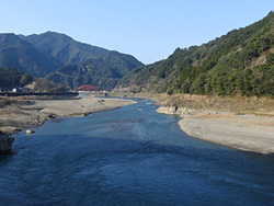 昔の流れが戻ったダムの上流（2013年3月24日）